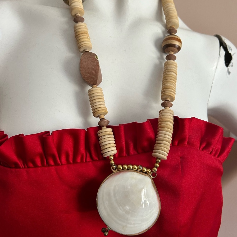 Elegant Wooden Beaded Necklace with Shell Pendant LOCKET